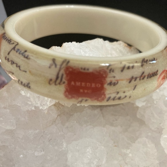 Vintage lucite cameo bangle - Picture 3 of 6